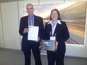 Marion Schmitt-Hennrich, responsable partenariat SAP chez inconso, reçoit le certificat pour les services d'implémentation de SAP Extended Warehouse Management rapid-deployment de inconso à l'occasion de SAPPHIRE NOW 2012