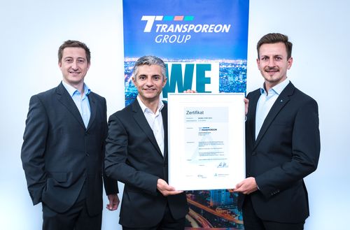 Le 13 juillet 2016, Matthias Prenzel, Agent Commercial de TÜV Rheinland Cert GmbH, a remis le certificat "ISO 27001" à Ahmet Arslan, Managing Director de TRANSPOREON et Markus Franke, Information Security Officer chez TRANSPOREON.