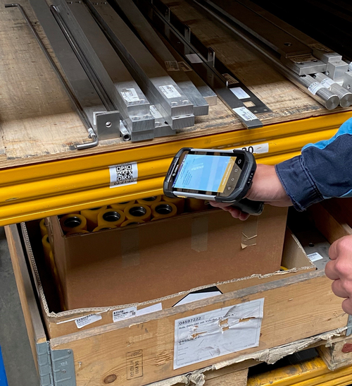 L'app ZetesMedea, qui tourne sur les unités portables, fournit des instructions claires qui guident le personnel de l'entrepôt de manière fiable et irréprochable tout au long des processus.