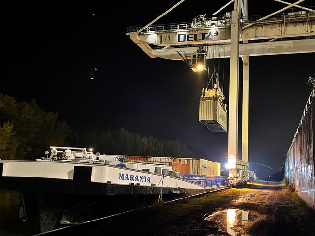 Une barge exploitée par Contargo North France à quai au terminal trimodal de Dourges (62) <br>
                            Crédit photo : Contargo North France