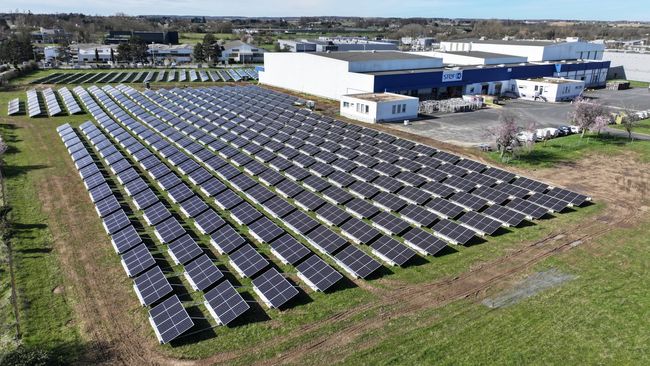 La  centrale photovoltaïque au sol de 999 kWc sur le site STEF de Châtellerault (86)<br>
                            © STEF