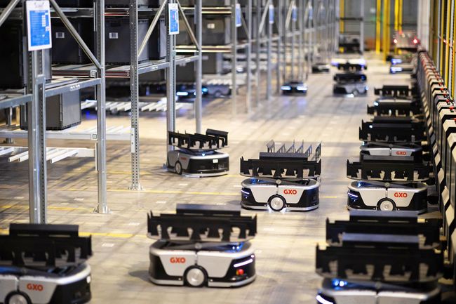 La solution déployée par GXO comprend environ 500 robots mobiles autonomes (AMR).<br>
  Crédit photo : GXO