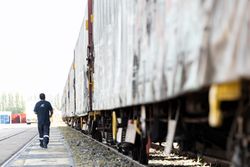 Carrefour et Danone déploient à Grans le premier flux de livraison par train vers un entrepôt de la grande distribution