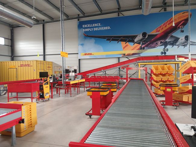 DHL Express vient donc d'inaugurer un nouveau site de plus de 2 000 m2 à l’entrée de Beaune, en remplacement de son ancienne agence de Châtenoy-le-Royal de 700 m2.<br>
                              Crédit photo : DHL