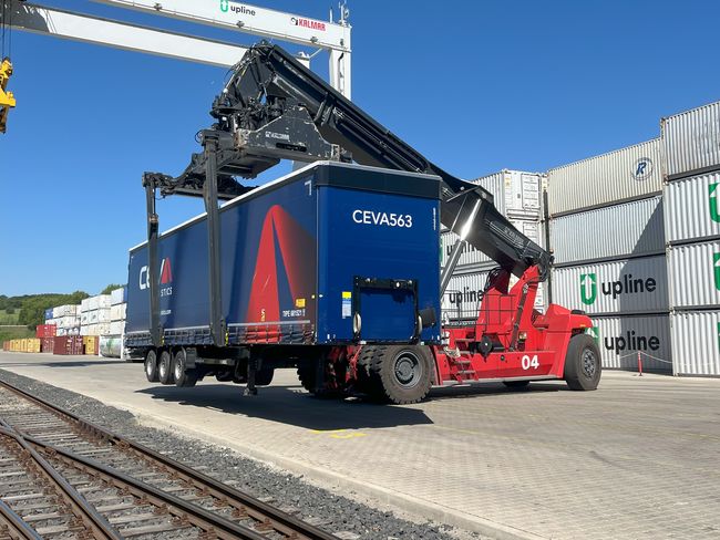 CEVA ajoute 41 nouvelles remorques intermodales "P400 mega huckepack" particulièrement adaptées au transport longue distance rail et route<br>
          Crédit photo : CEVA.