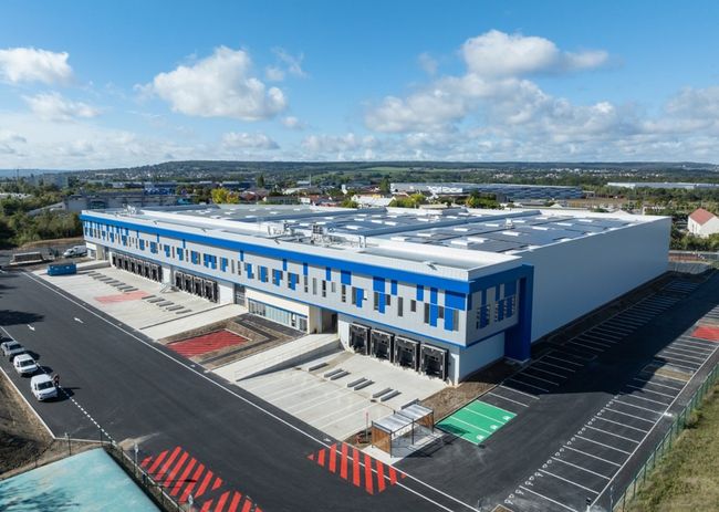 Le site héberge un bâtiment divisible d’une surface de 10 000 m², dont 1 420 m² de bureaux en mezzanine et 270 m² de locaux sociaux.<br>
        Crédit photo : ®Atelier M3