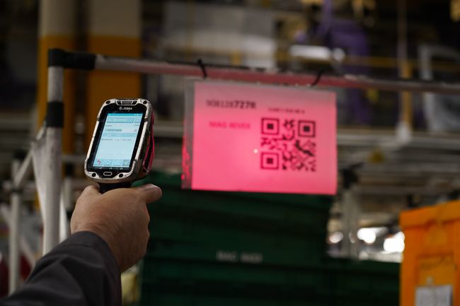 Dans le cadre du plan de transformation numérique de sa supply chain, Renault Group a choisi le logiciel Reflex WMS pour optimiser les processus logistiques en bord de chaine dans tous ses sites industriels dans le monde. <br>
          Crédit photo : Renault Group.