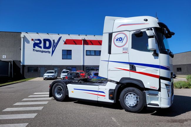 Basée à Marck, dans le Nord de la France et spécialisée dans le transport transmanche, RDV Transports dispose d’un parc de 460 véhicules et réalise un chiffre d’affaires annuel de 55 M€.<br>
          Crédit photo : RDV Transports.