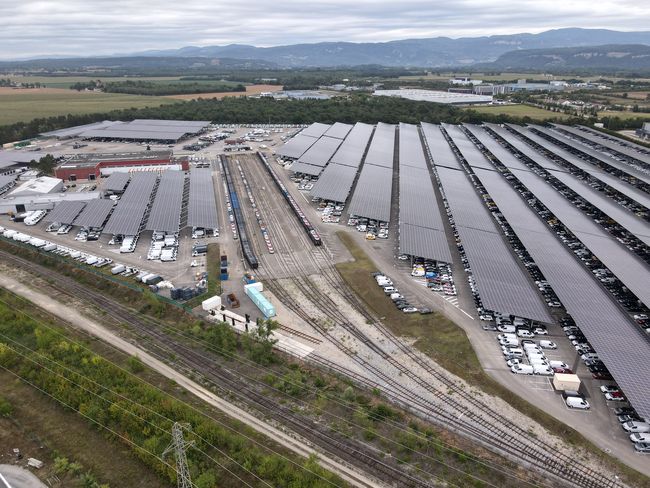 La centrale solaire est composée de 58 000 panneaux pour une puissance totale de 28,5 MWc (MégaWatt Crête) pour une production de 34 GWh (GigaWatt heure).<br>
  Crédit photo : CEVA Logistics.