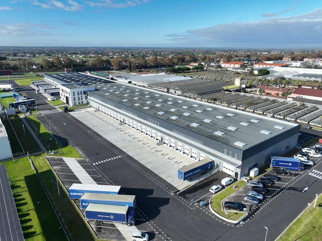 Le site de  Toulouse de 11 000m² combine quais et bureaux et emploie 135 collaborateurs. <br>Crédit photo : Kuehne+Nagel