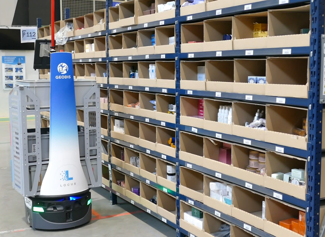 GEODIS a déployé 43 robots mobiles autonomes LocusOne pour les activités e-commerce de l’un de ses clients du secteur de la cosmétique au sein de son campus logistique de Douvrin (62).<br>
                              Crédit photo : GEODIS