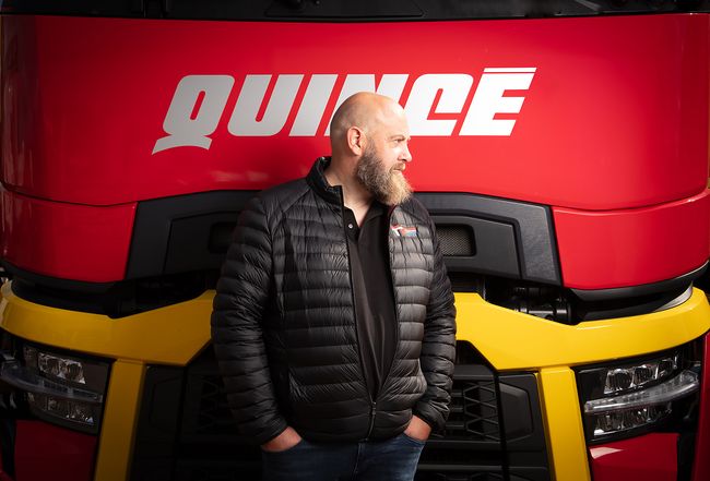 Les Transports Quincé ont installé la solution Co-Driver d’AddSecure ainsi que les caméras RoadView Lite sur les 200 camions de la flotte.<br>
                              Crédit photo : Studio101.