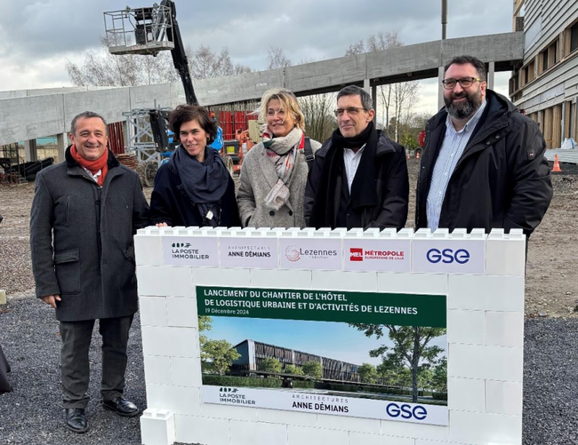 De gauche à droite : Roland Paul, Camille Gehin, Anne Démians, Didier Dufour, Matthieu Corbillon <br>
        Crédit photo : La Poste Immobilier