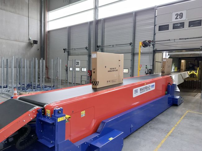 L’entrepôt de Machecoul a investi dans un convoyeur télescopique de la marque FMH Conveyors, distribué en France par UVOTec, expert en solutions de manutention.<br>
                            Crédit photo : UVOTec