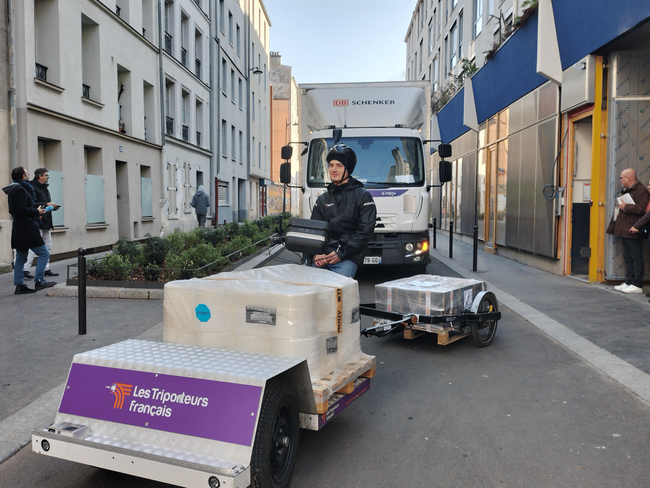 Situé dans le 18e arrondissement de Paris, ce tout nouveau centre de cyclo-logistique de messagerie est opérationnel depuis le 4 novembre dernier.<br>
          Crédit photo : DB Schenker.