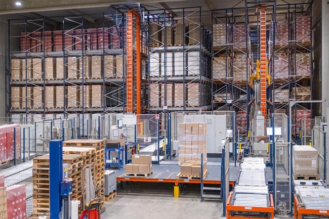 Les installations ont été équipées du Pallet Shuttle automatique avec transstockeur dédié aux produits finis et d’un autre système de 80 mètres de long pour le stockage des matières premières et des emballages.<br>
  Crédit photo : Mecalux / Boehli.